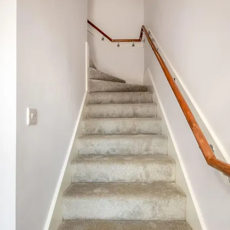 Fabulous 1 Bedroom In Apartment